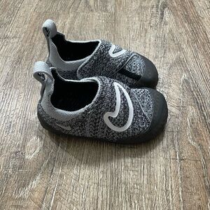 Nike Swoosh 1 TD Infant Flyknit Shoes Black White  Sz 7C FB3244-001